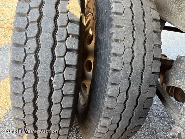 image for item FI0005 2005 Mac end dump trailer