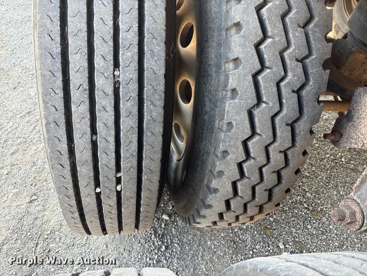 image for item FI0005 2005 Mac end dump trailer