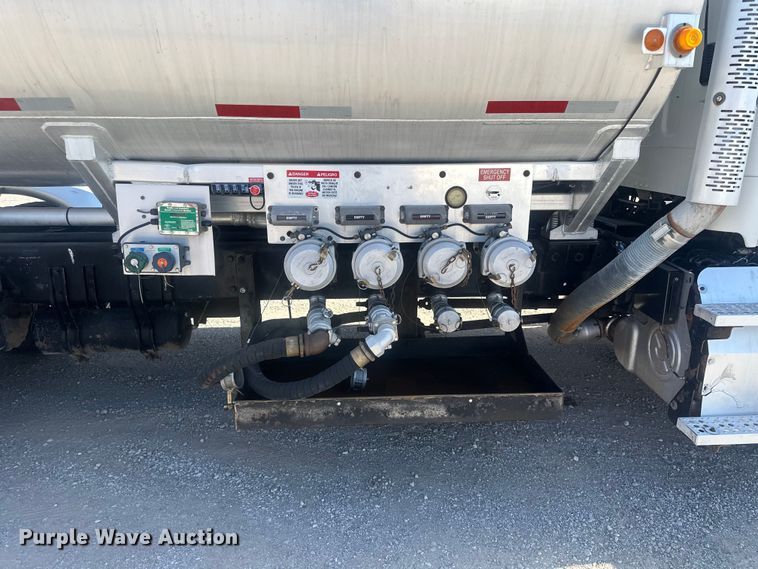 image for item FI0025 2011 Freightliner Business Class M2 fuel truck