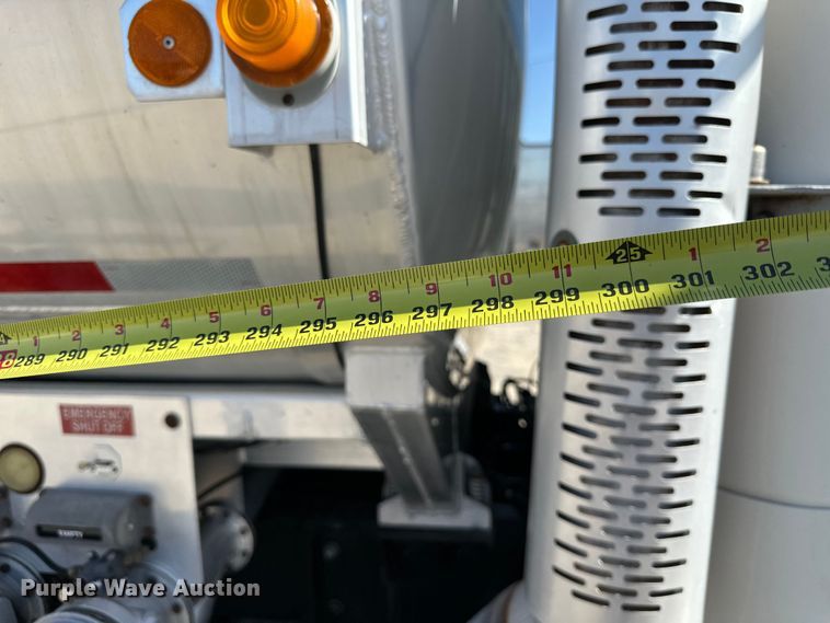 image for item FI0025 2011 Freightliner Business Class M2 fuel truck