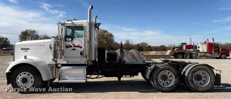 image for item FI0030 2009 Kenworth W900 semi truck