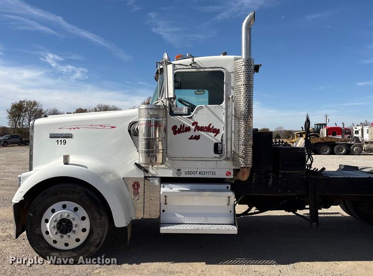 image for item FI0030 2009 Kenworth W900 semi truck