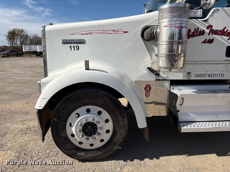 image for item FI0030 2009 Kenworth W900 semi truck