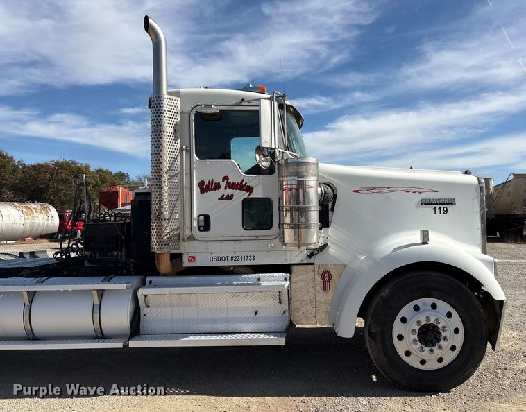 image for item FI0030 2009 Kenworth W900 semi truck