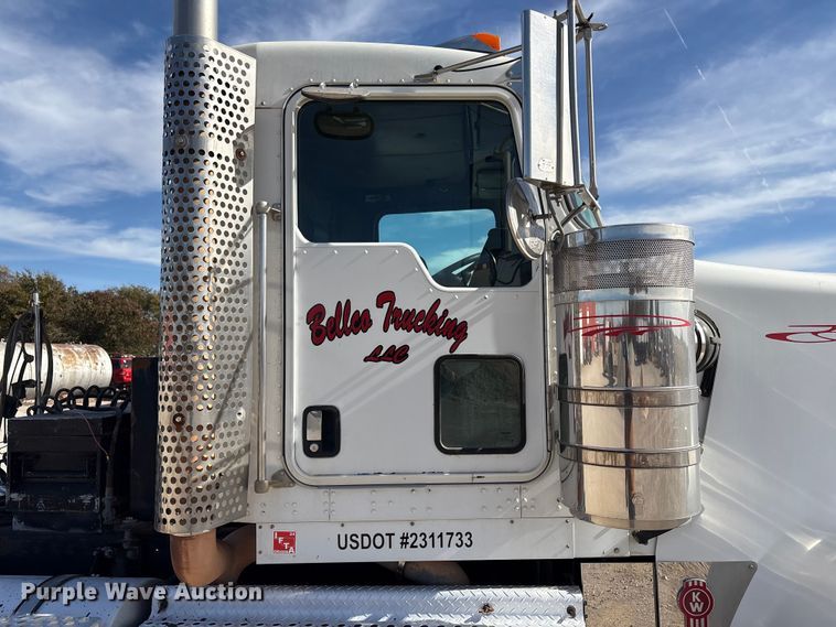 image for item FI0030 2009 Kenworth W900 semi truck