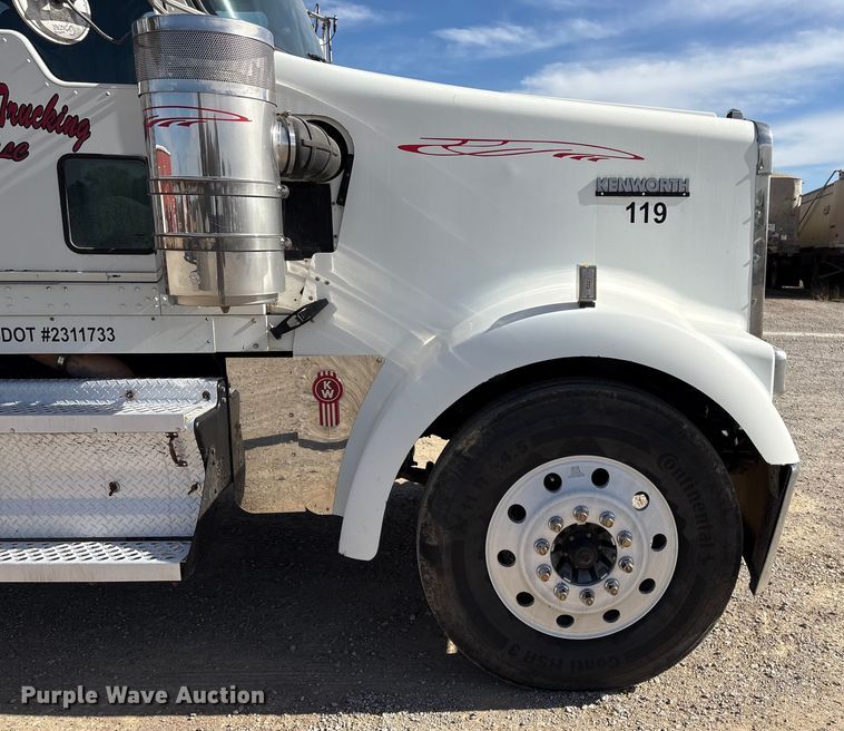 image for item FI0030 2009 Kenworth W900 semi truck