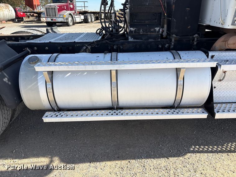 image for item FI0030 2009 Kenworth W900 semi truck