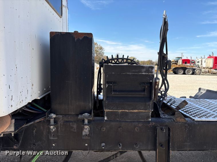 image for item FI0030 2009 Kenworth W900 semi truck