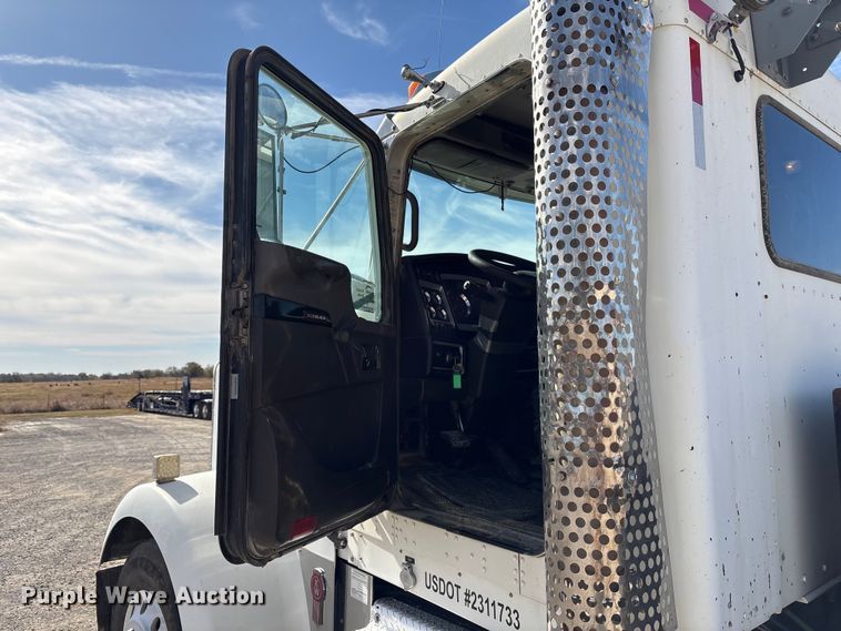 image for item FI0030 2009 Kenworth W900 semi truck