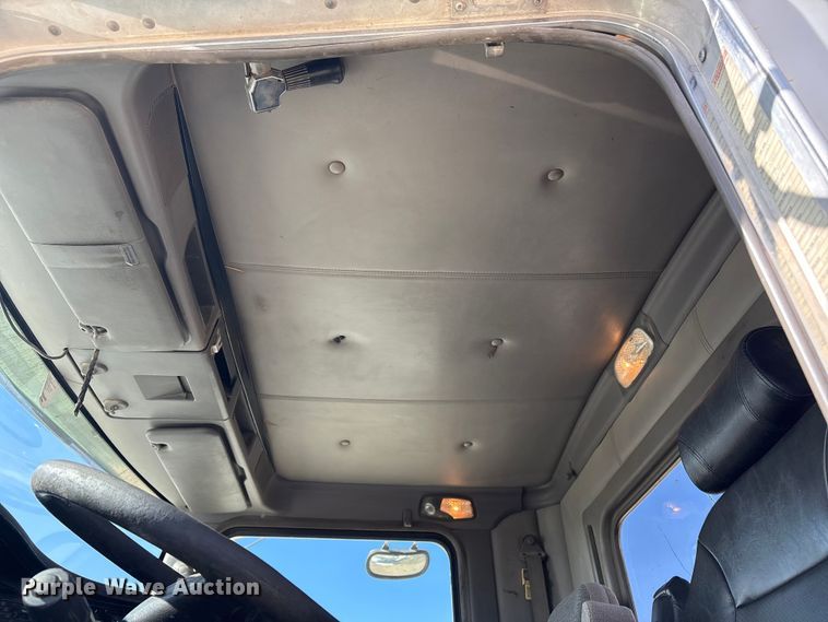 image for item FI0030 2009 Kenworth W900 semi truck