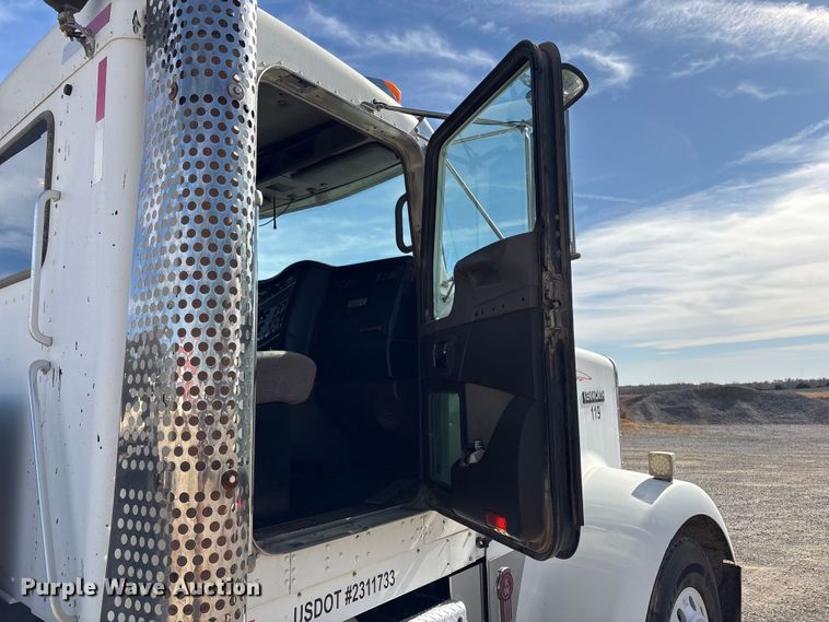 image for item FI0030 2009 Kenworth W900 semi truck