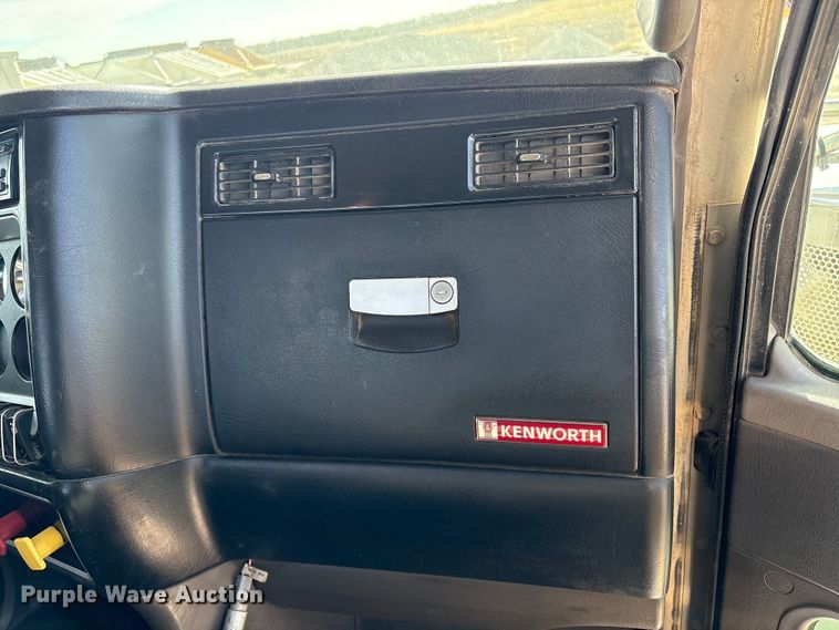 image for item FI0030 2009 Kenworth W900 semi truck