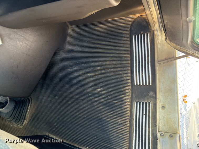 image for item FI0030 2009 Kenworth W900 semi truck