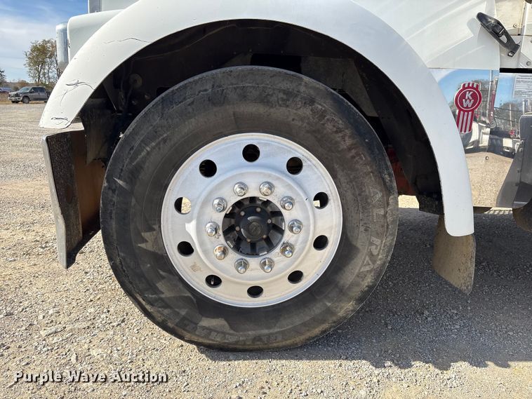 image for item FI0030 2009 Kenworth W900 semi truck