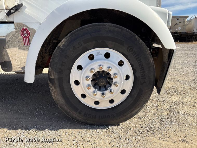 image for item FI0030 2009 Kenworth W900 semi truck