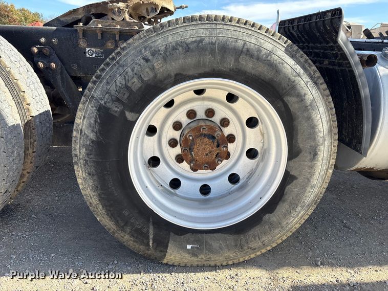 image for item FI0030 2009 Kenworth W900 semi truck