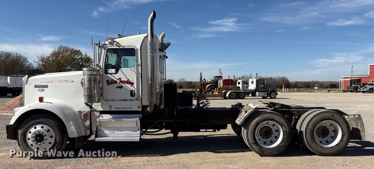 image for item FI0031 2009 Kenworth W900 semi truck