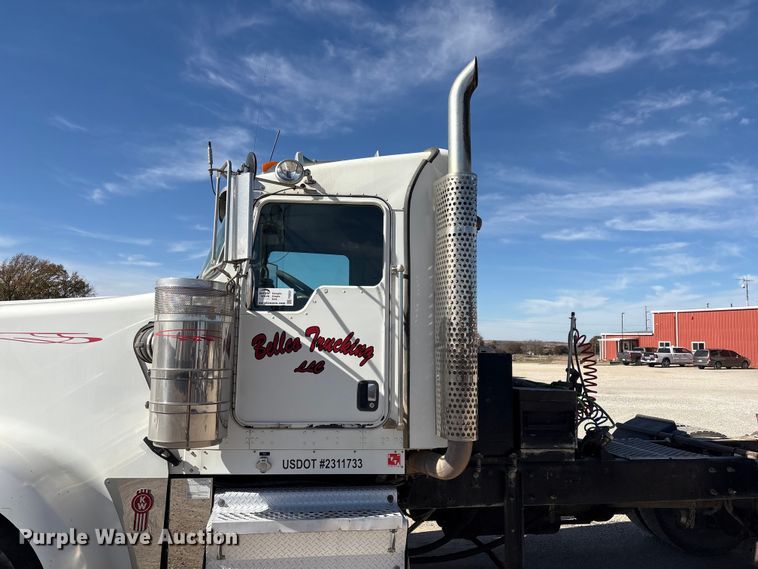 image for item FI0031 2009 Kenworth W900 semi truck