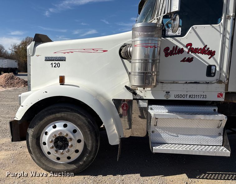 image for item FI0031 2009 Kenworth W900 semi truck