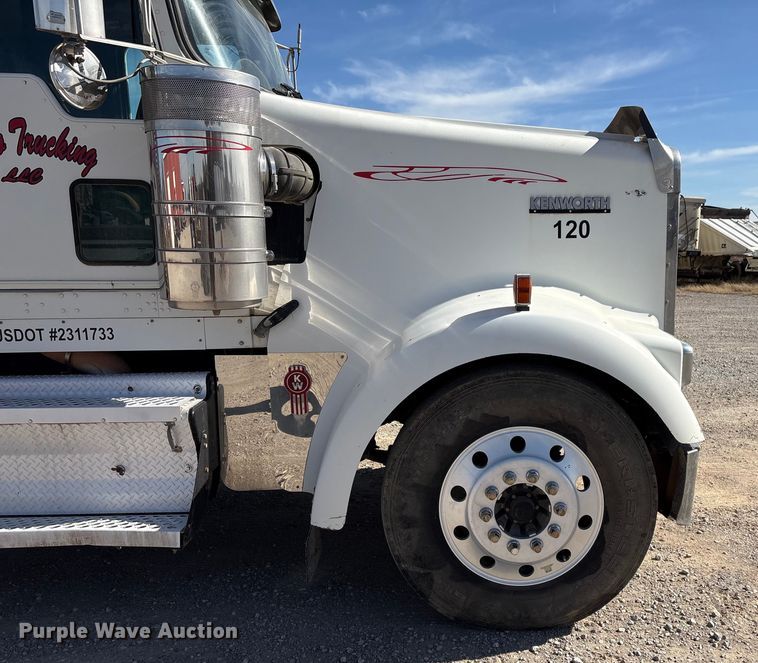 image for item FI0031 2009 Kenworth W900 semi truck