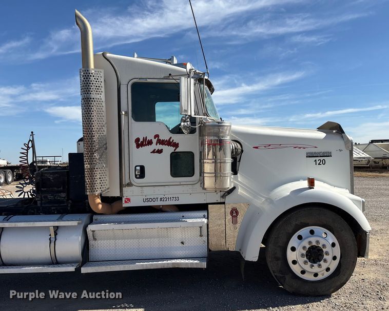 image for item FI0031 2009 Kenworth W900 semi truck