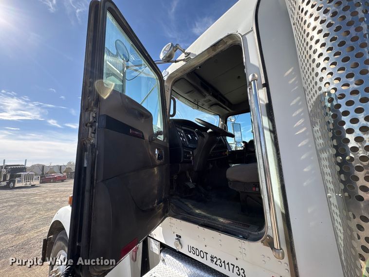image for item FI0031 2009 Kenworth W900 semi truck