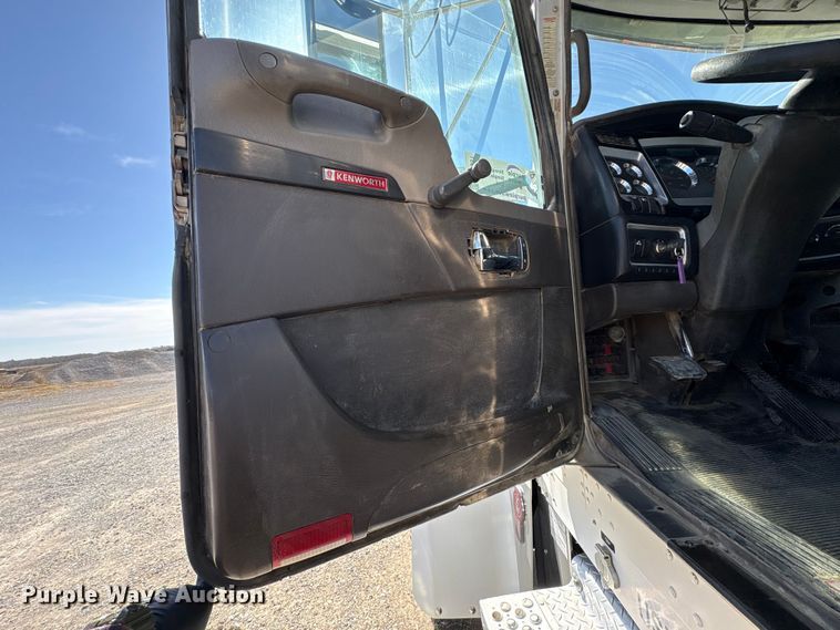 image for item FI0031 2009 Kenworth W900 semi truck