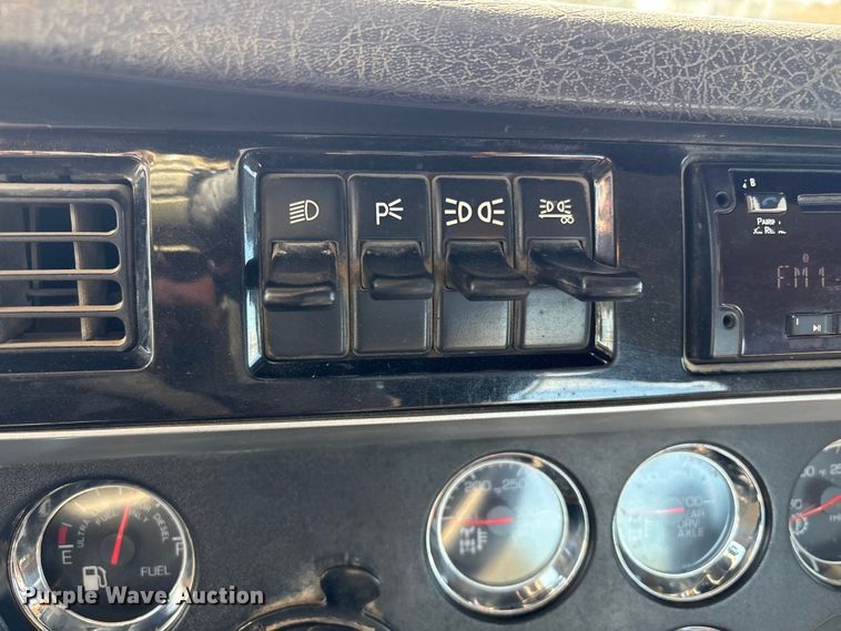 image for item FI0031 2009 Kenworth W900 semi truck