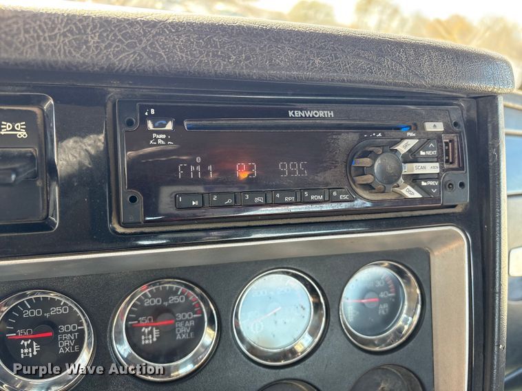 image for item FI0031 2009 Kenworth W900 semi truck