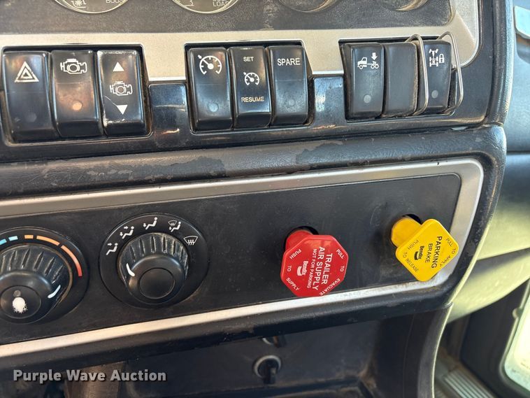 image for item FI0031 2009 Kenworth W900 semi truck