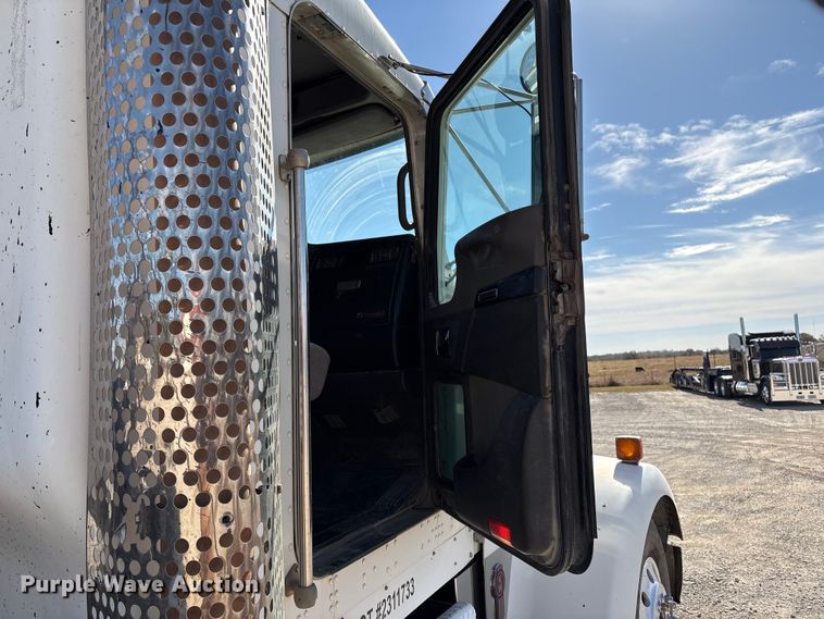 image for item FI0031 2009 Kenworth W900 semi truck