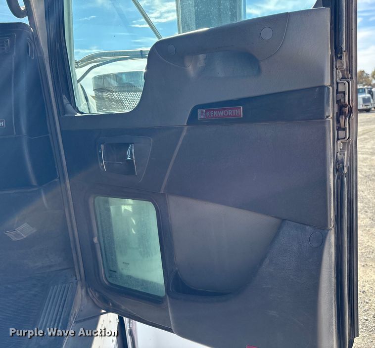 image for item FI0031 2009 Kenworth W900 semi truck