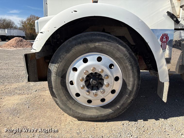 image for item FI0031 2009 Kenworth W900 semi truck