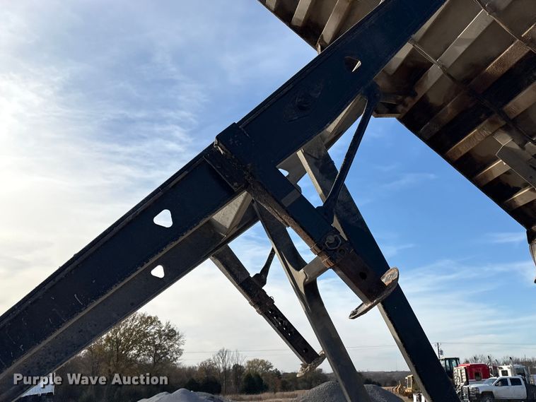 image for item FI0032 2004 Trail King Ind., Inc. TI-Brook Afrmo 30 end dump trailer