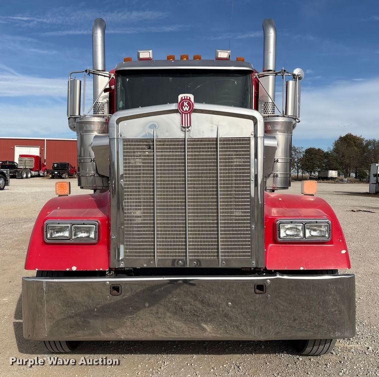image for item FI0036 2013 Kenworth W900 semi truck