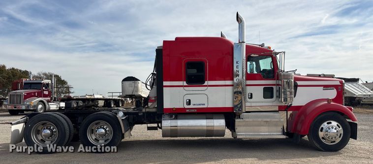 image for item FI0036 2013 Kenworth W900 semi truck