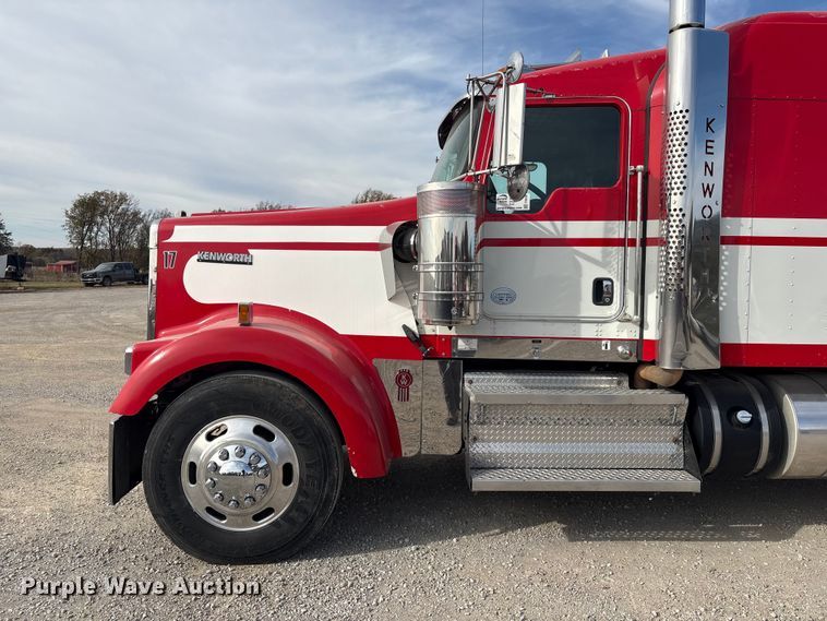 image for item FI0036 2013 Kenworth W900 semi truck