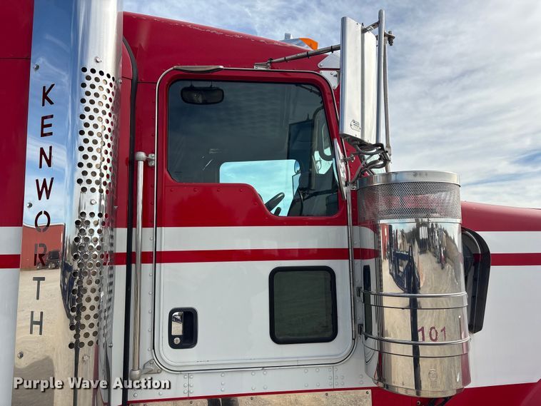 image for item FI0036 2013 Kenworth W900 semi truck