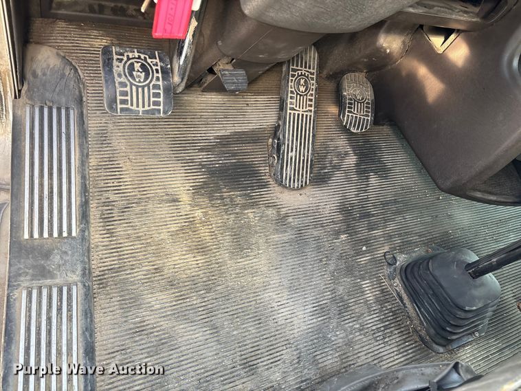 image for item FI0036 2013 Kenworth W900 semi truck