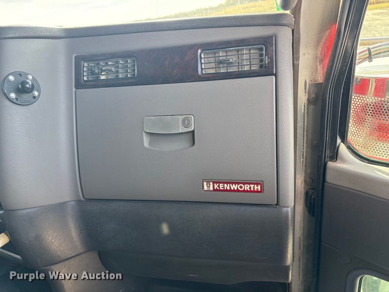 image for item FI0036 2013 Kenworth W900 semi truck