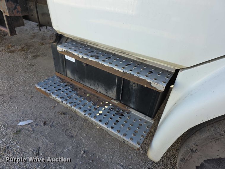 image for item FI0651 2000 Freightliner FL70 flatbed truck