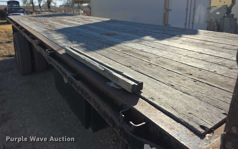 image for item FI0651 2000 Freightliner FL70 flatbed truck