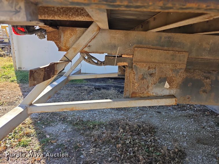 image for item FI0651 2000 Freightliner FL70 flatbed truck