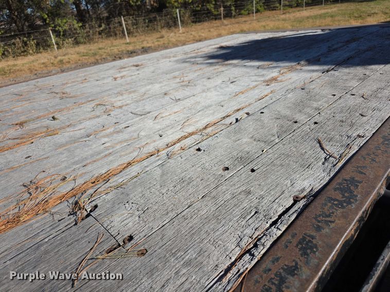 image for item FI0651 2000 Freightliner FL70 flatbed truck