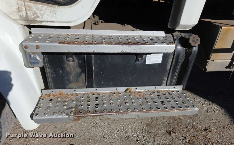 image for item FI0651 2000 Freightliner FL70 flatbed truck