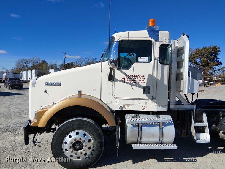 image for item FK0541 2002 Kenworth T800 semi truck