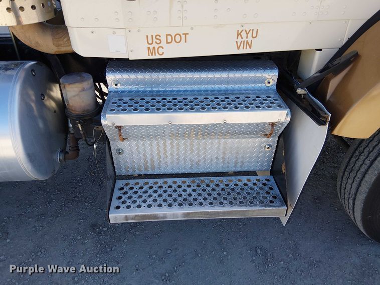 image for item FK0541 2002 Kenworth T800 semi truck