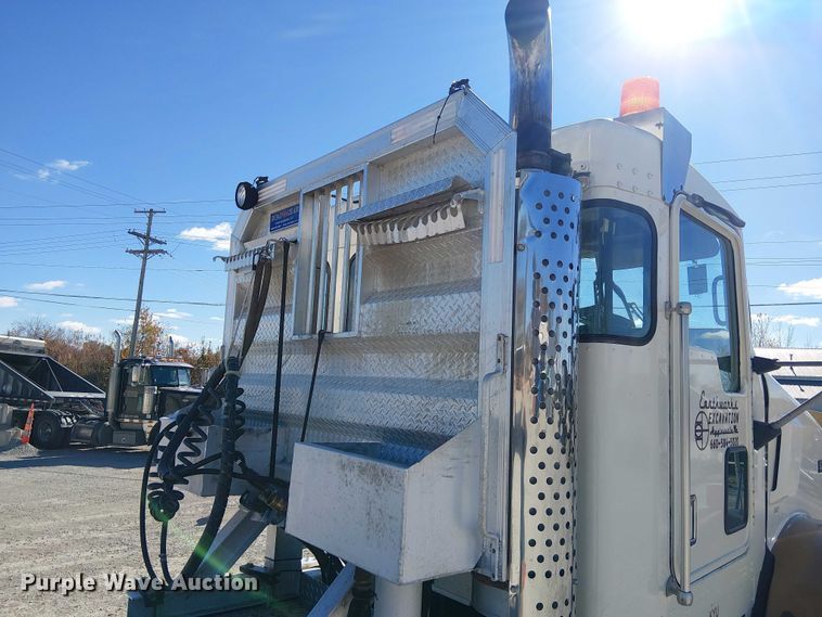 image for item FK0541 2002 Kenworth T800 semi truck