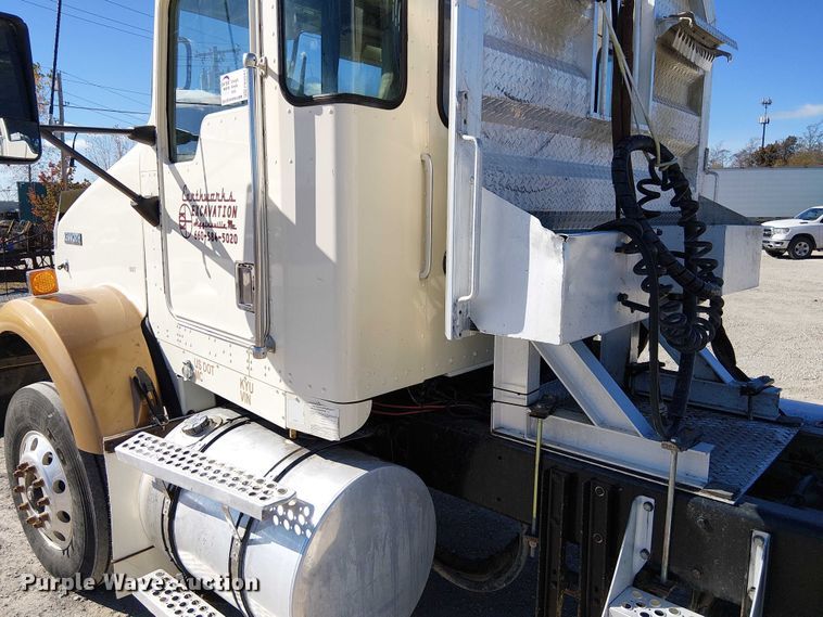 image for item FK0541 2002 Kenworth T800 semi truck