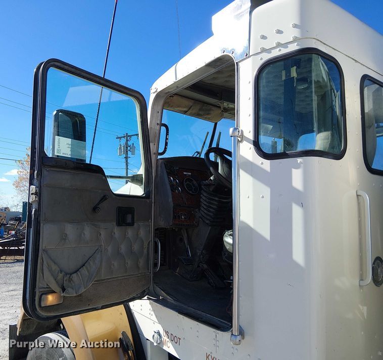 image for item FK0541 2002 Kenworth T800 semi truck